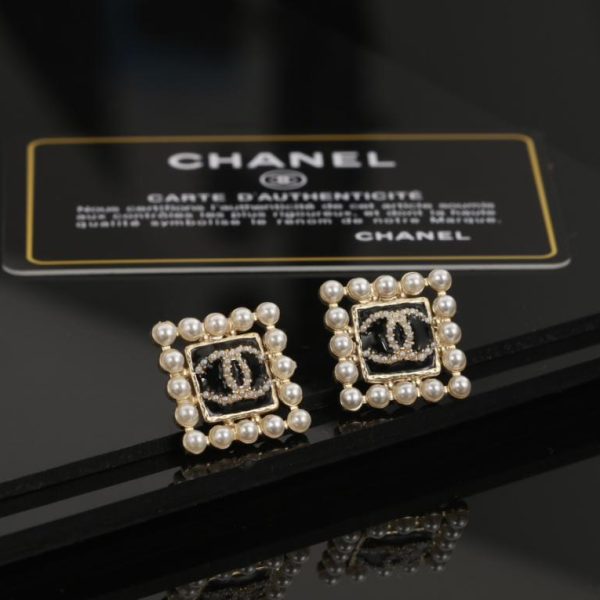 Orecchini di perle quadrate Chanel doppia C