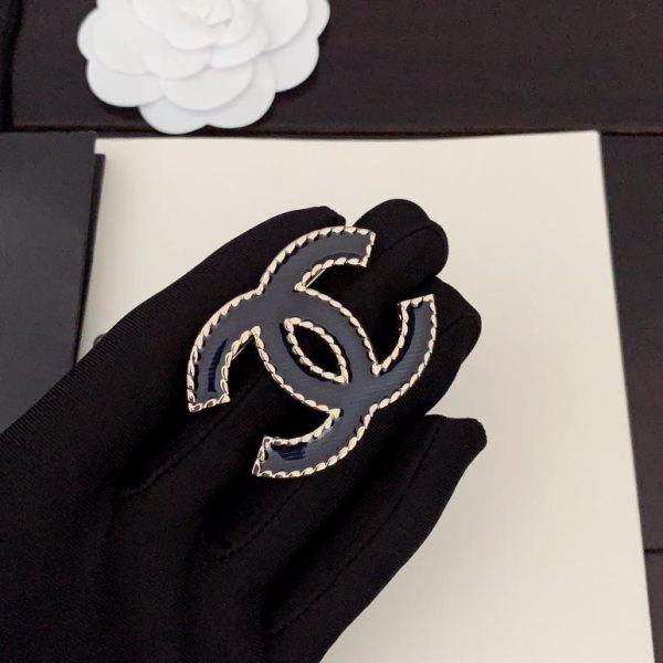 replica,repliche,fake,1:1,earrings,bracelet,ring,jewelry Spilla Chanel grande cc blu denim e nera