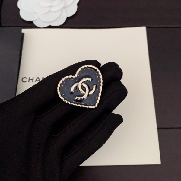 replica,repliche,fake,1:1,earrings,bracelet,ring,jewelry Spilla Chanel blu denim love cc