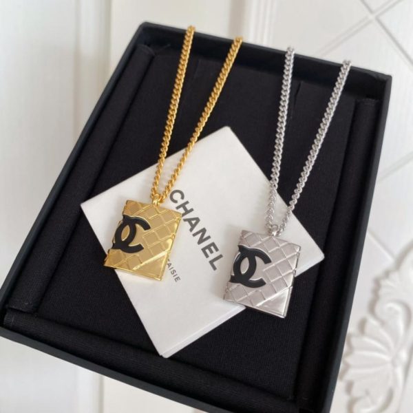 Collana Borsa Chanel Hong Peng Medioevo!