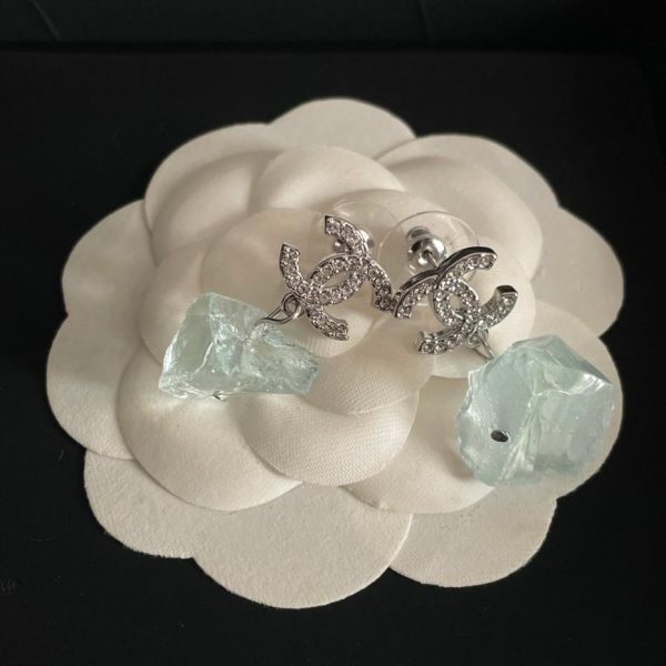 ChanelOrecchini Chanel con doppia C trasparente Ice Cube