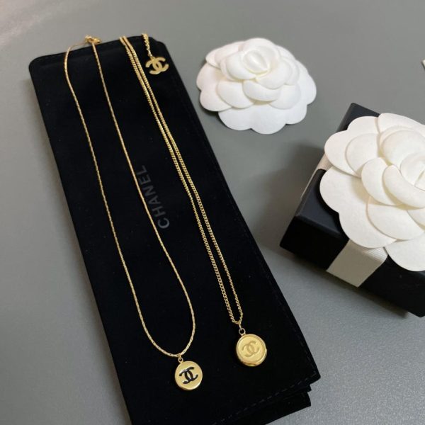 Chanel due collane di fagioli d'oro profumati già pronti