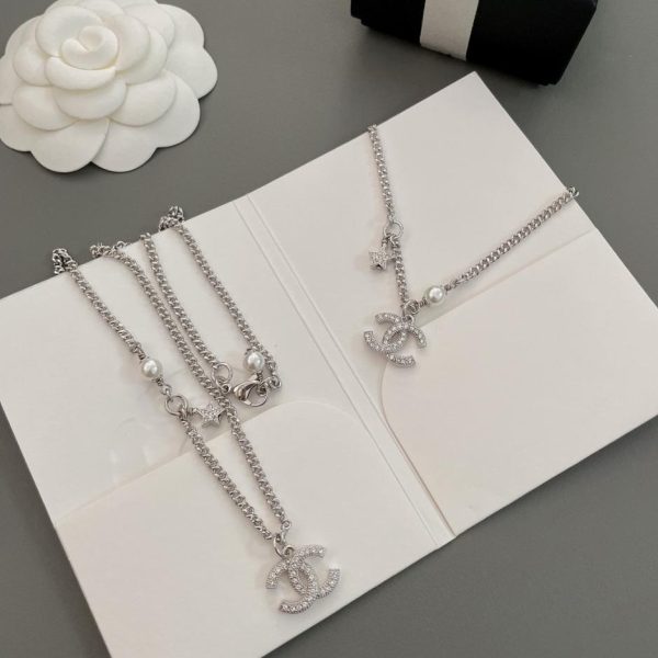 Collana Chanel doppia C con stella profumata