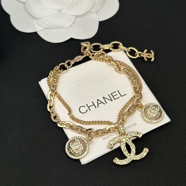 Bracciale a doppia catena con goffratura Chanel