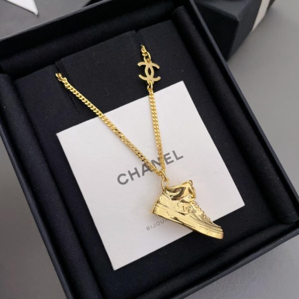 Collana sneakers profumata Chanel