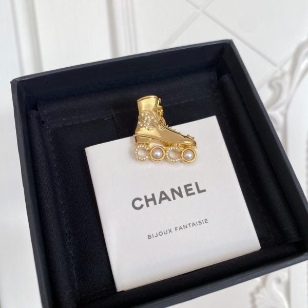 replica,repliche,fake,1:1,earrings,bracelet,ring,jewelry Spilla Chanel con profumo di pattini a rotelle in cocco