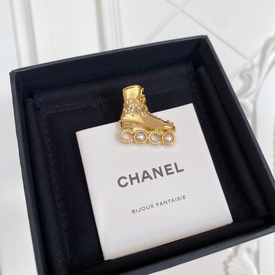 replica,repliche,fake,1:1,earrings,bracelet,ring,jewelry Spilla Chanel con profumo di pattini a rotelle in cocco replica,repliche,fake,1:1,earrings,bracelet,ring,jewelry Spilla Chanel con profumo di pattini a rotelle in cocco
