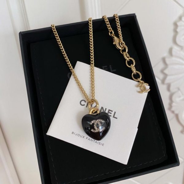 Collana Chanel con cuore nero