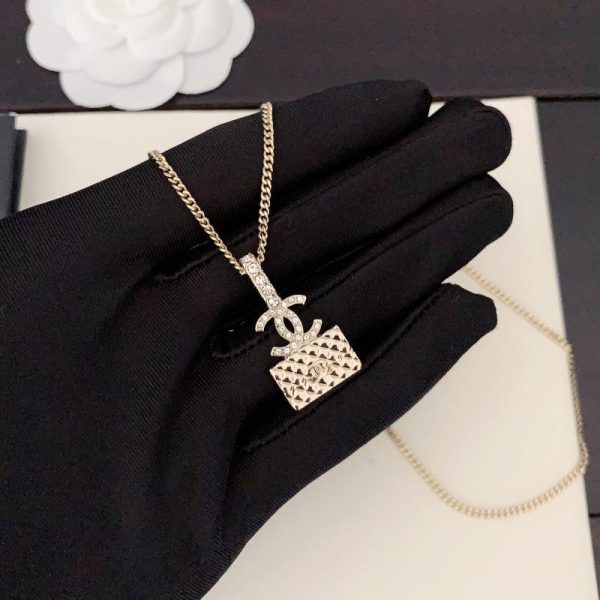 Collana con borsa Chanel