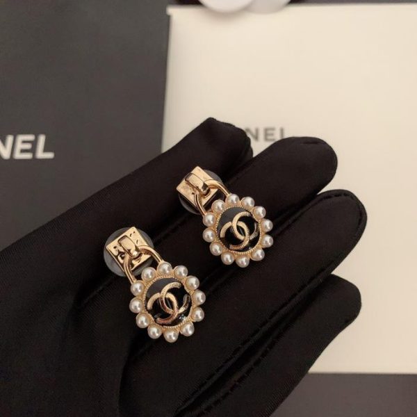 Orecchini Chanel con perle nere