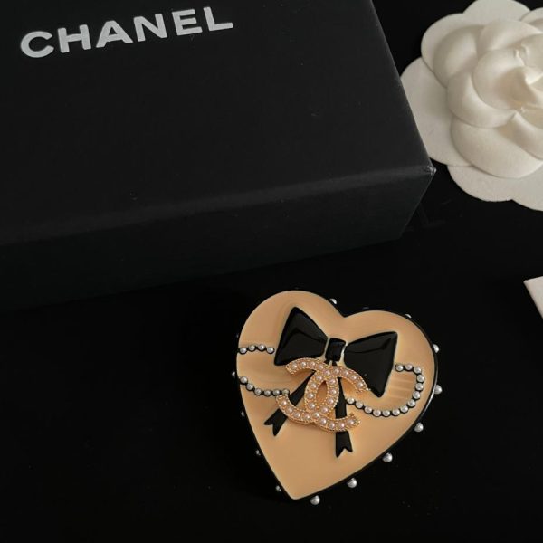 replica,repliche,fake,1:1,earrings,bracelet,ring,jewelry Spilla Chanel Doppia C con fiocco