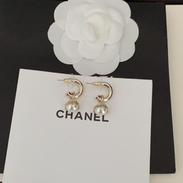Ganci per orecchie Chanel con perle bianche