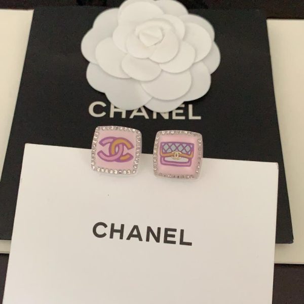 Orecchini Chanel cc asimmetrici in resina quadrata