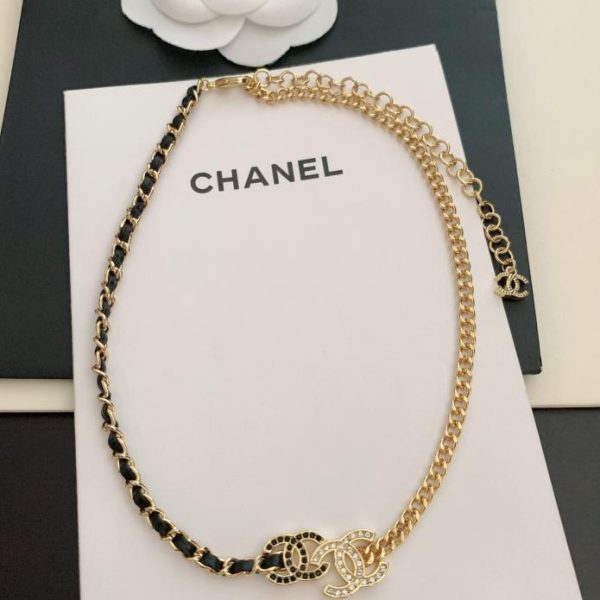 Collana Chanel con catena di diamanti bianchi e neri e pelle nera
