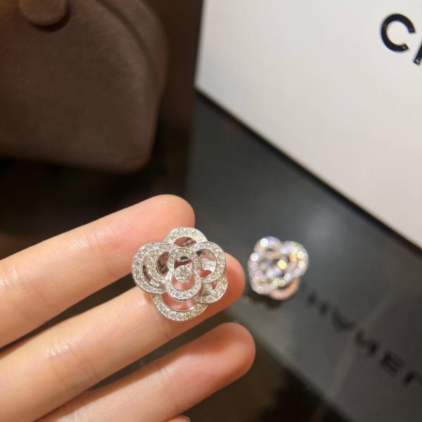 Il fiore bianco della camelia di Chanel,