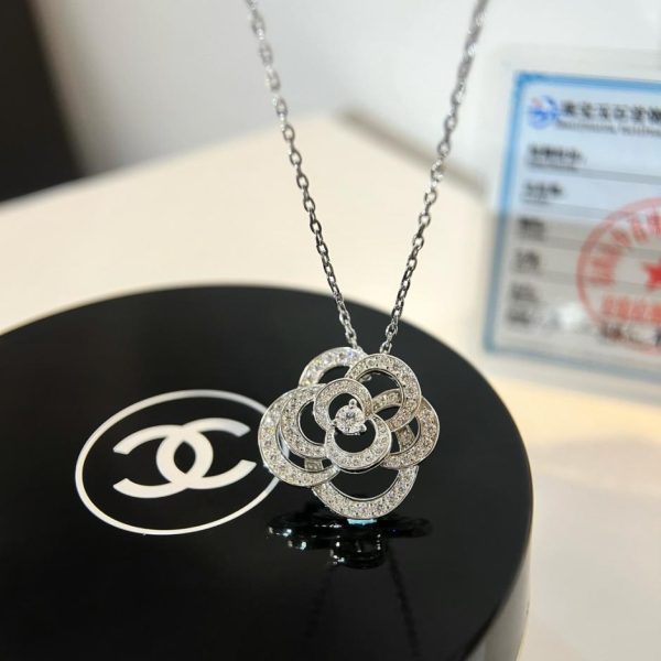 Collana Chanel con camelia in oro rosa