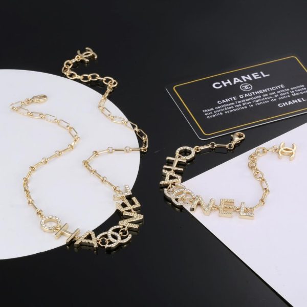 Collana con braccialetto con lettera Chanel