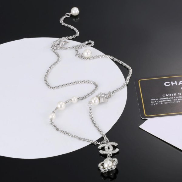 Collana Chanel con camelie