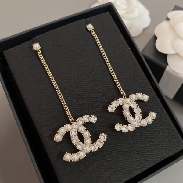 Orecchini Chanel metà perla e metà diamante