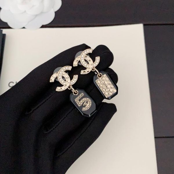Orecchini borsa Chanel in resina nera con 5 parole