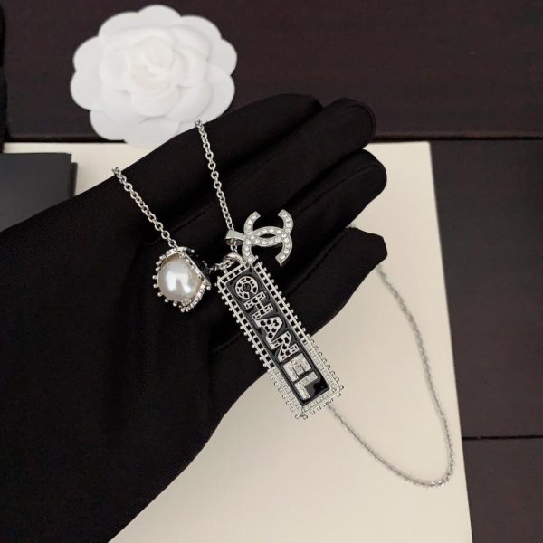 replica,repliche,fake,1:1,earrings,bracelet,ring,jewelry Collana Chanel con targhetta nera