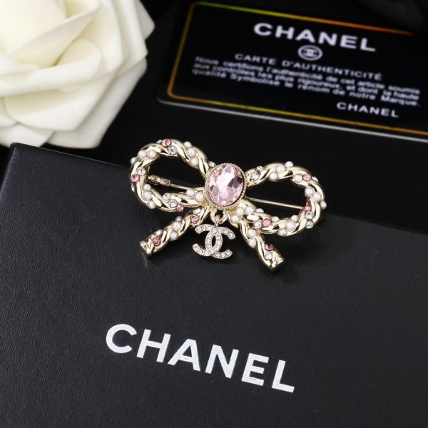 replica,repliche,fake,1:1,earrings,bracelet,ring,jewelry Spilla Chanel con doppia C rosa autunno e inverno con diamanti