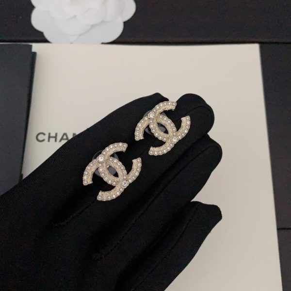 Orecchini a bottone Chanel cc in oro chiaro e diamanti