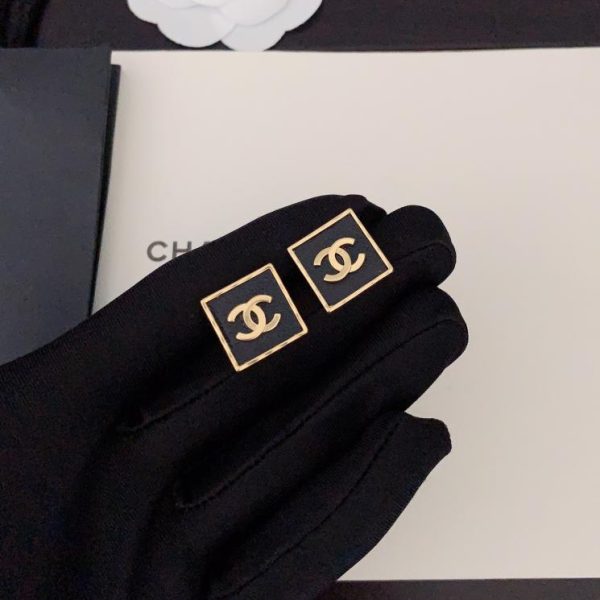 Orecchini quadrati Chanel in pelle nera