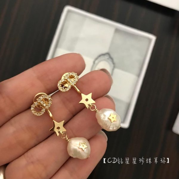 Orecchini a forma di Chanel