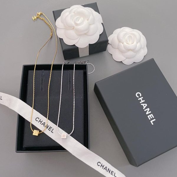 Collana Chanel profumata a piccoli grani quadrati