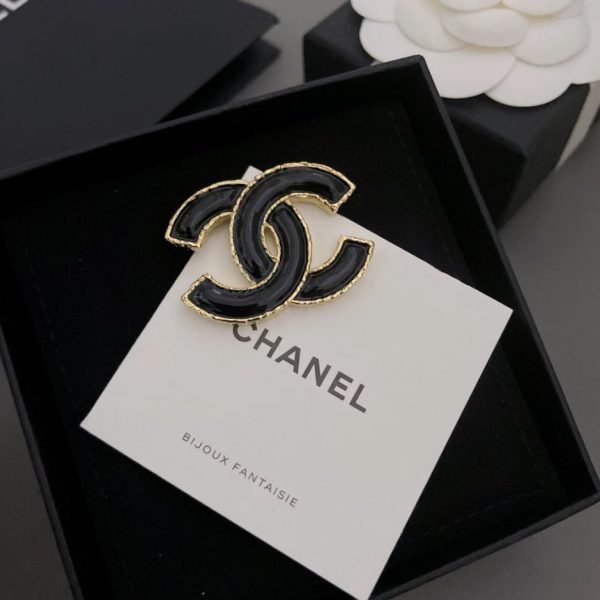 replica,repliche,fake,1:1,earrings,bracelet,ring,jewelry Spilla Chanel doppia C smaltata