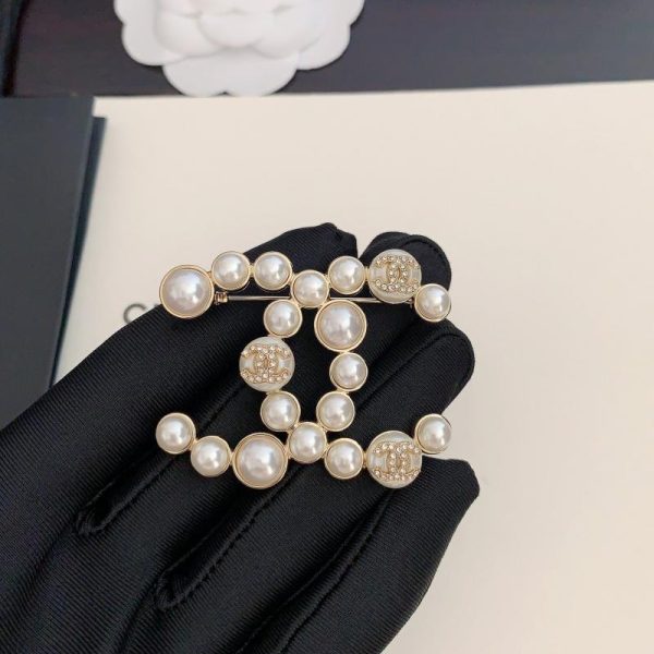 replica,repliche,fake,1:1,earrings,bracelet,ring,jewelry Spilla Chanel cc con perle irregolari,