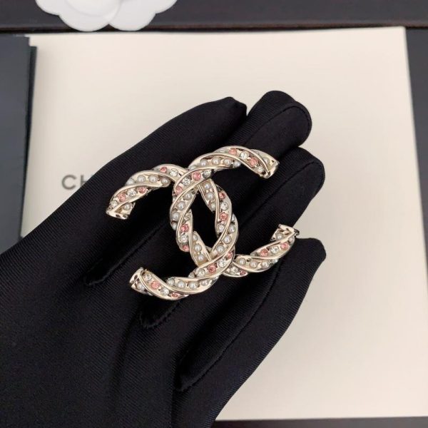 replica,repliche,fake,1:1,earrings,bracelet,ring,jewelry Spilla Chanel cc con perline rosa e diamanti