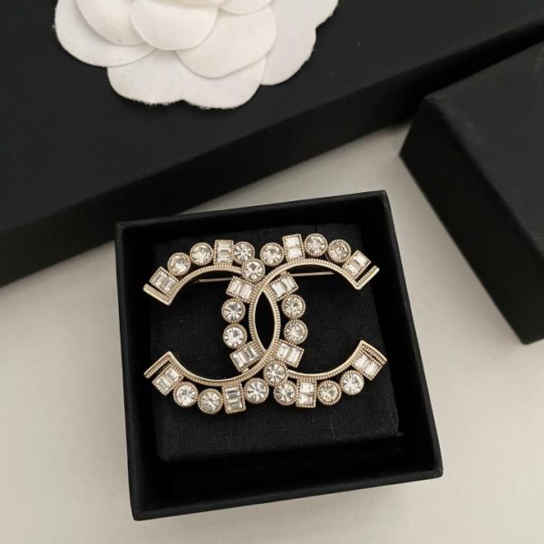 replica,repliche,fake,1:1,earrings,bracelet,ring,jewelry Spilla Chanel in vendita calda con diamanti 5A CC!