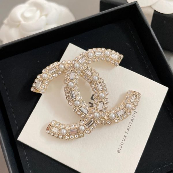 Spilla Chanel doppia C con bordo diamantato