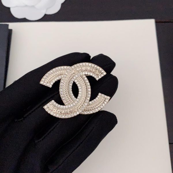 replica,repliche,fake,1:1,earrings,bracelet,ring,jewelry Spilla Chanel cc con diamanti pieni
