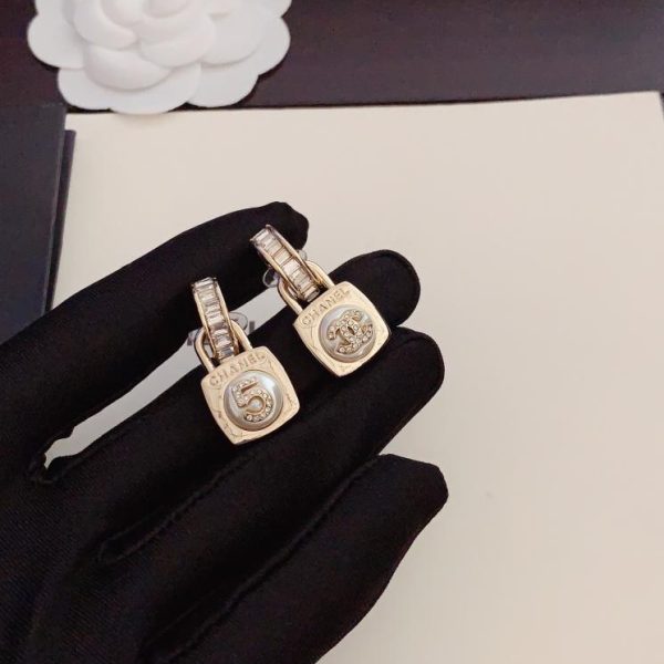 Ganci per orecchie rotondi in resina Chanel con lettere quadrate