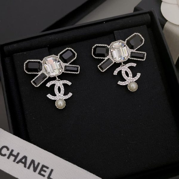 Orecchini Chanel con fiocco profumato pendente a doppia C