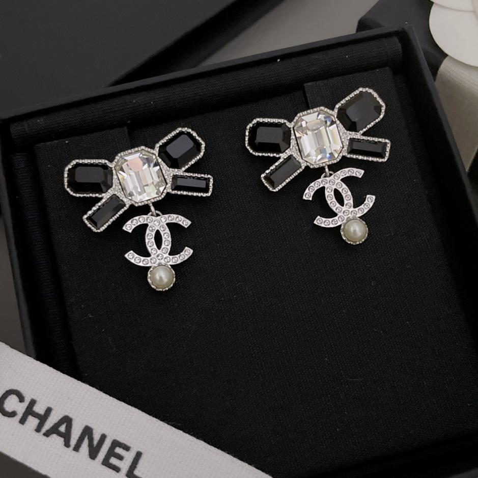 replica,repliche,fake,1:1,earrings,bracelet,ring,jewelry Orecchini Chanel con fiocco profumato pendente a doppia C replica,repliche,fake,1:1,earrings,bracelet,ring,jewelry Orecchini Chanel con fiocco profumato pendente a doppia C