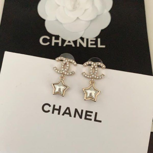 Orecchini Chanel stella a cinque punte con perle bianche