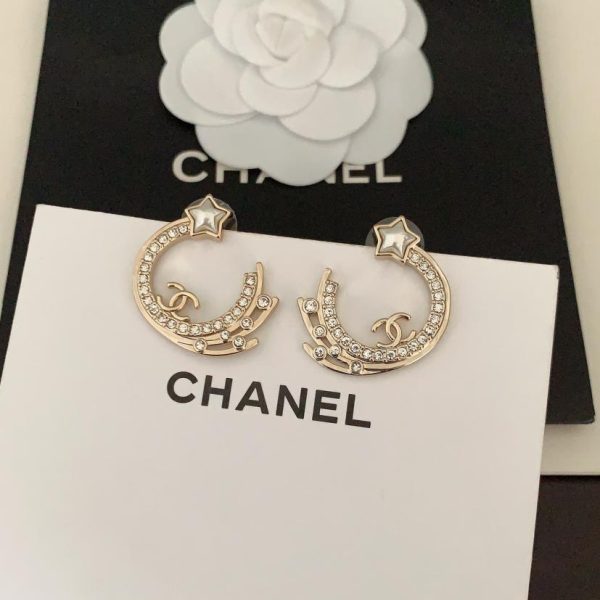 Orecchini rotondi Chanel con stella bianca a cinque punte