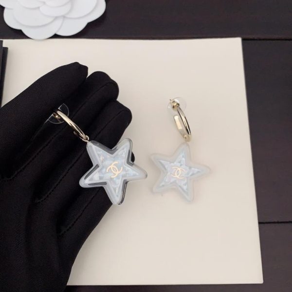 Ganci per orecchie Chanel a forma di stella bianca a cinque punte
