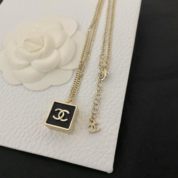 Collana quadrata quadrata Chanel in pelle nera
