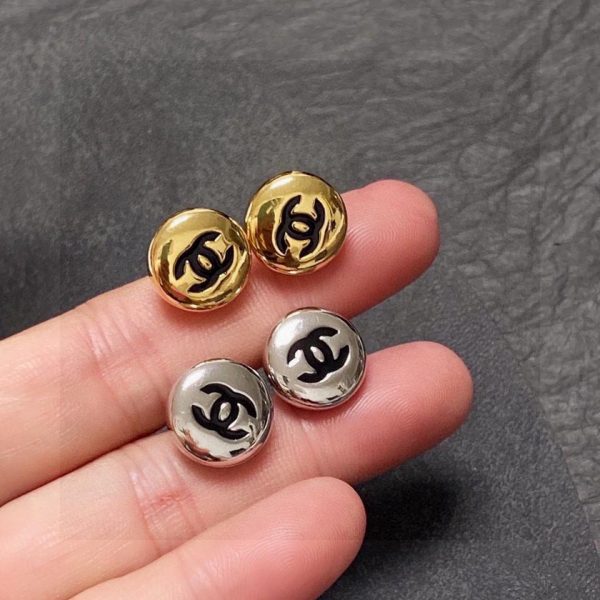 Piccoli orecchini a forma di fagiolo d'oro in stile Chanel