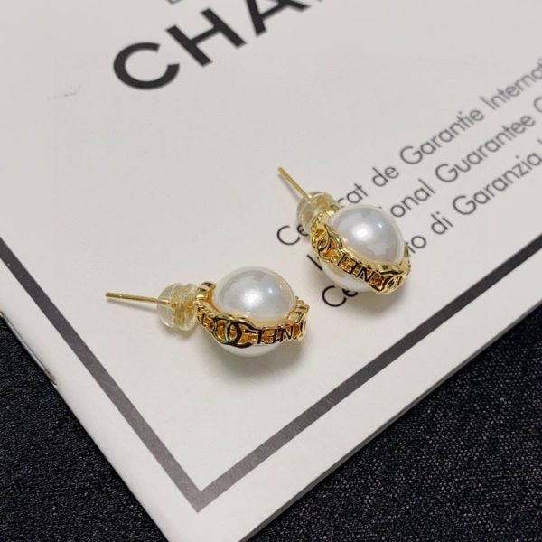 Piccoli orecchini di perle stile Chanel questo orecchino