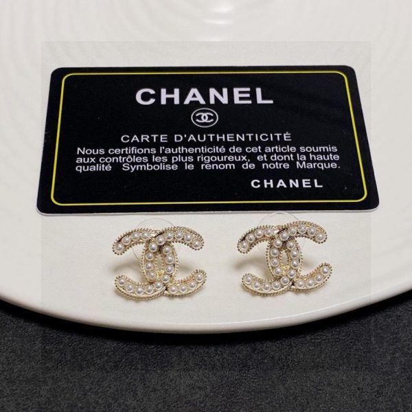 Orecchini di perle Chanel doppia C. Questi orecchini sono davvero belli e hanno un design semplice.