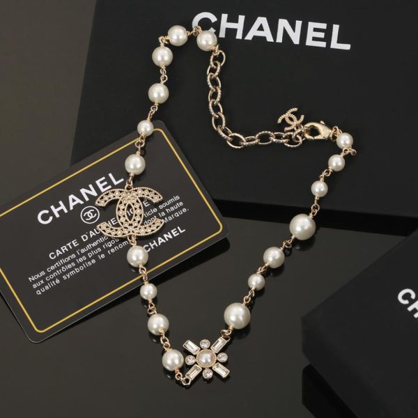 Collana di perle doppia C di Chanel