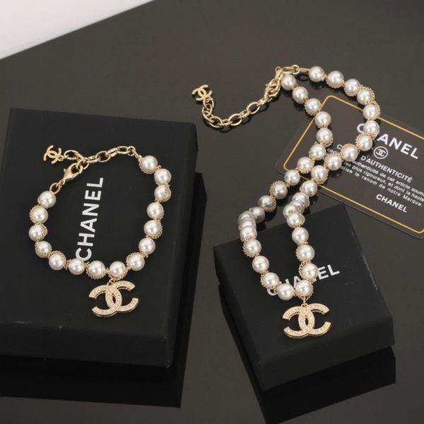 Bracciale Chanel, collana P85, collana con bracciale di perle Chanel doppia C