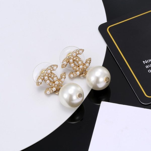 Orecchini pendenti con perle modello Chanel doppia C
