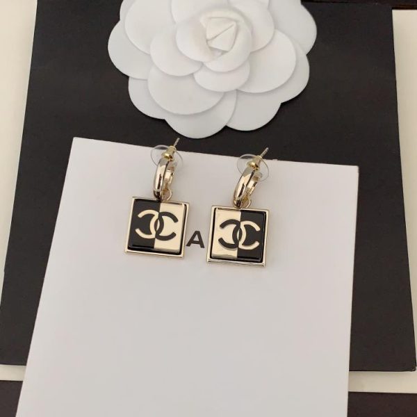 Ganci per orecchie Chanel in resina bicolore quadrati cc